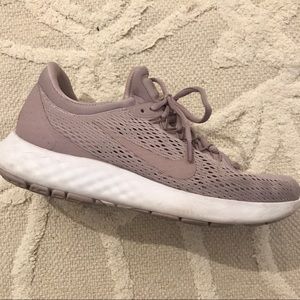 NIKE LILAC RUNNING SHOE